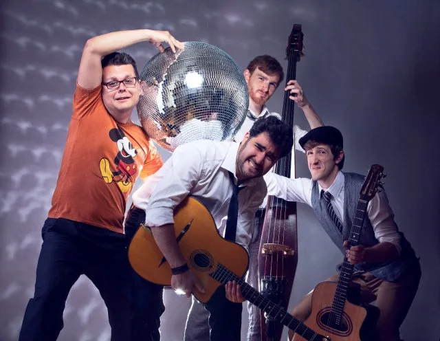 Szürreális házibulit tart a Créme de la pop