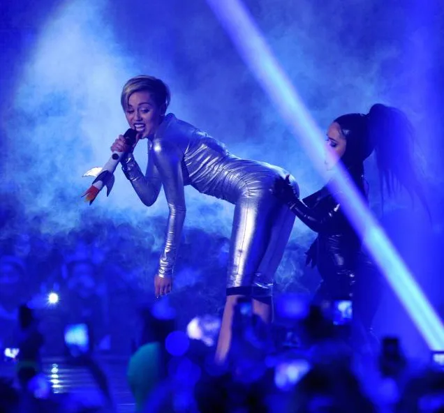 Miley Cyrus gyanús külsejű cigivel, Lady Gaga üres kézzel távozott