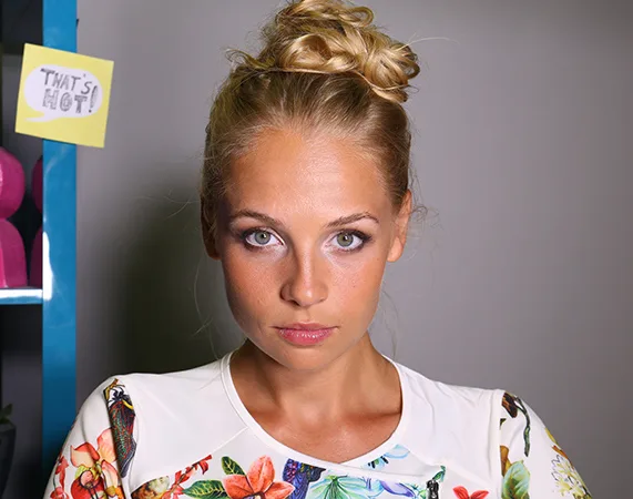 Iszak Eszti kommentálja az MTV Movie Awards közvetítést a VIVA-n