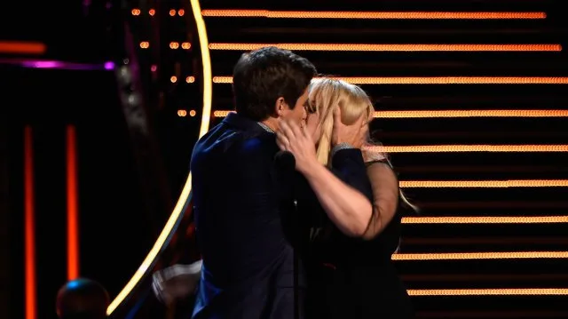 Csókjelenet élő egyenesben a 25. MTV Movie Awards színpadán