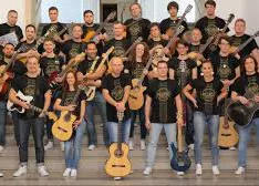 Az X-Faktorban debütált a 100 gitáros