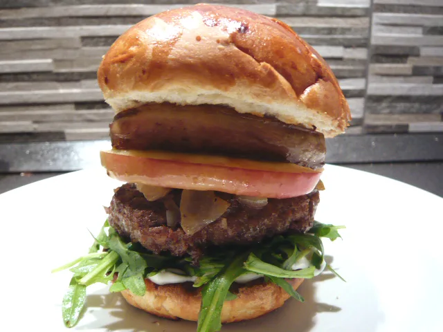 Igazi ínyenceknek: hamburger libamájjal és kecskesajttal