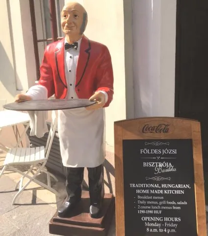 Megnyílt  a Bazilikánál Földes Józsi bisztrója