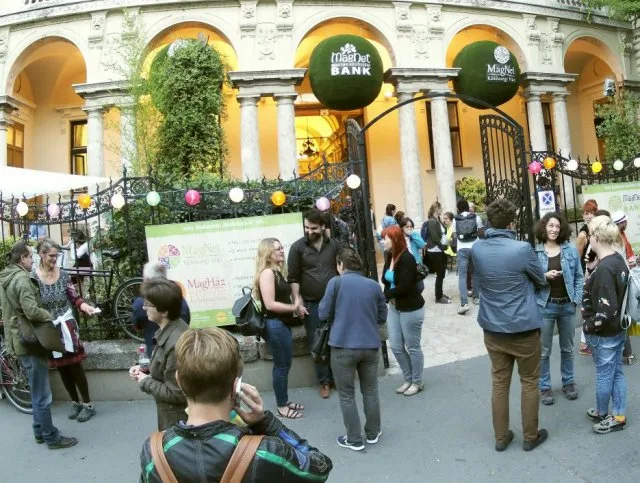 Hajós András zenés stand upjával indul a MagNet Ház új évada