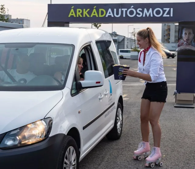 Mégis van mozi!