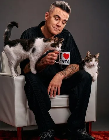 Robbie Williams új premierjében egy cicával énekel