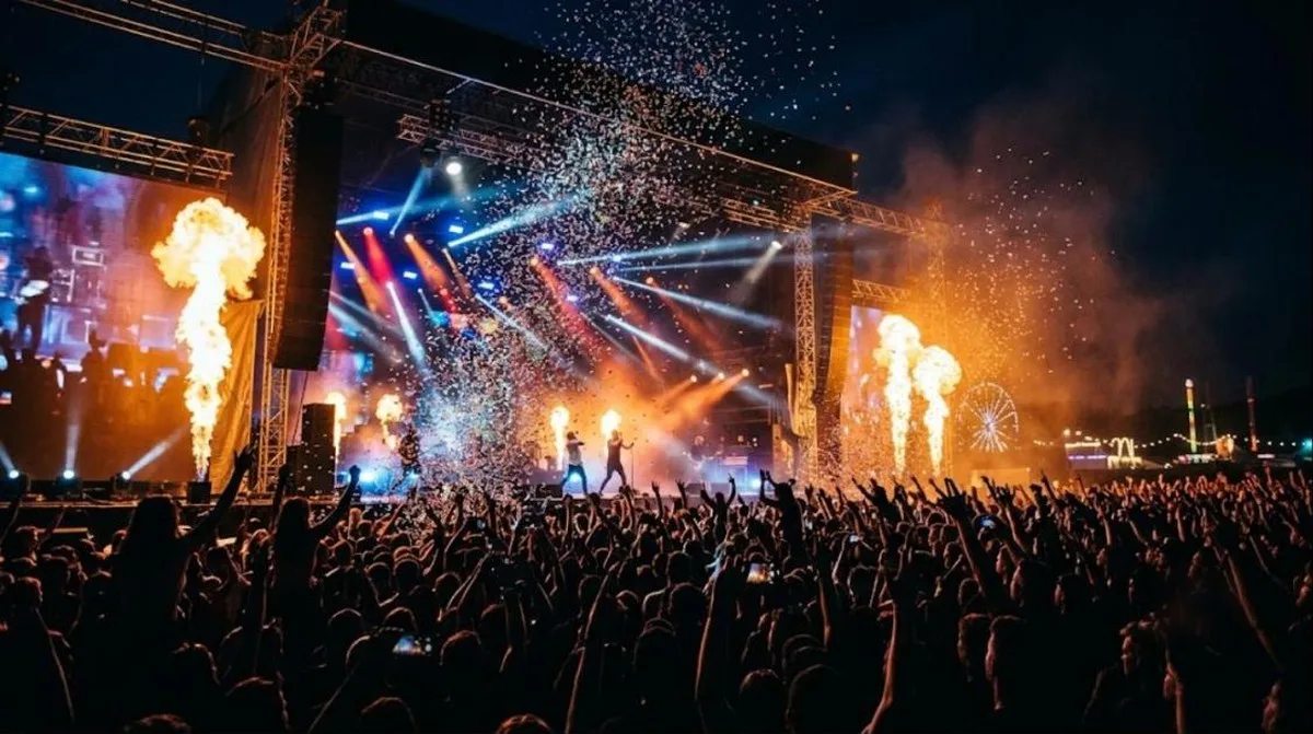 Dollárokat szórt a közönségbe Majka a Sziget új magyar színpadán