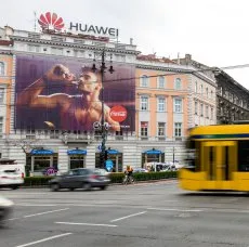 Tele a város Mihalik Enikő és Freddie képeivel