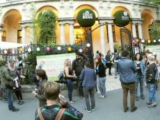 Hajós András zenés stand upjával indul a MagNet Ház új évada